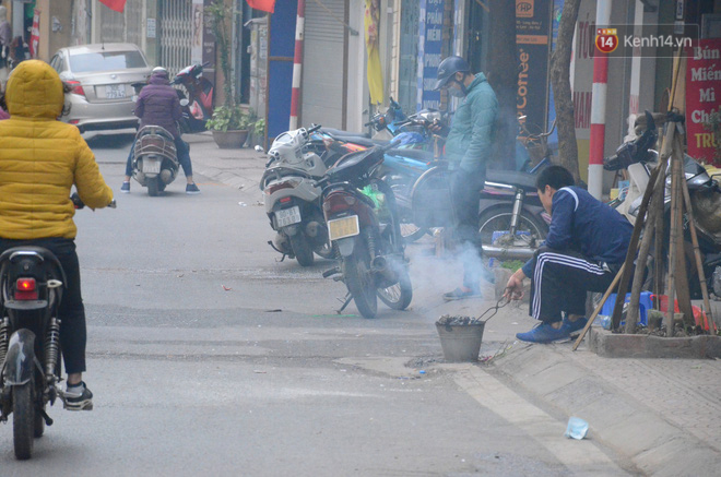 Giật mình thon thót với những cảnh đốt vàng mã ngay xe máy, trụ điện của người dân Thủ đô